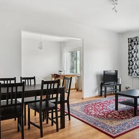 Bright And Spacious Lägenhet